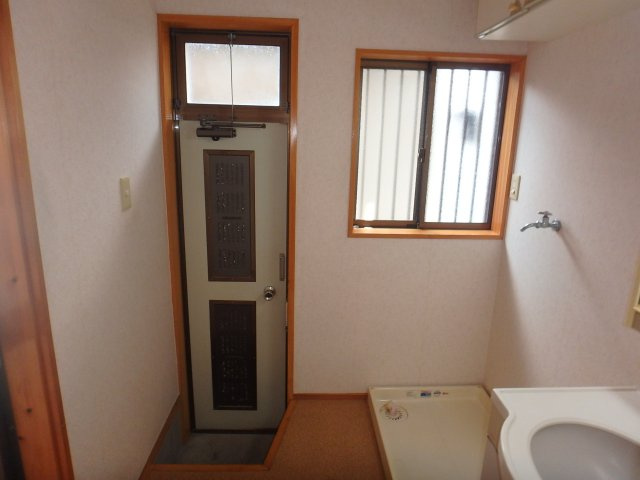 S1798H　2丁目和風中古住宅のその他|外から脱衣所に入れます