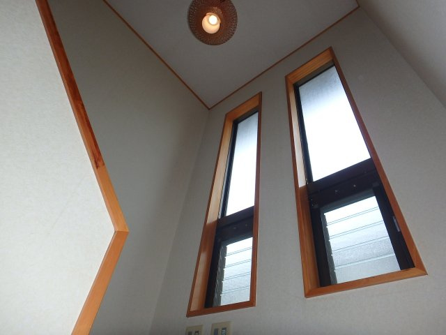 S1798H　2丁目和風中古住宅の内装|階段の明り取り