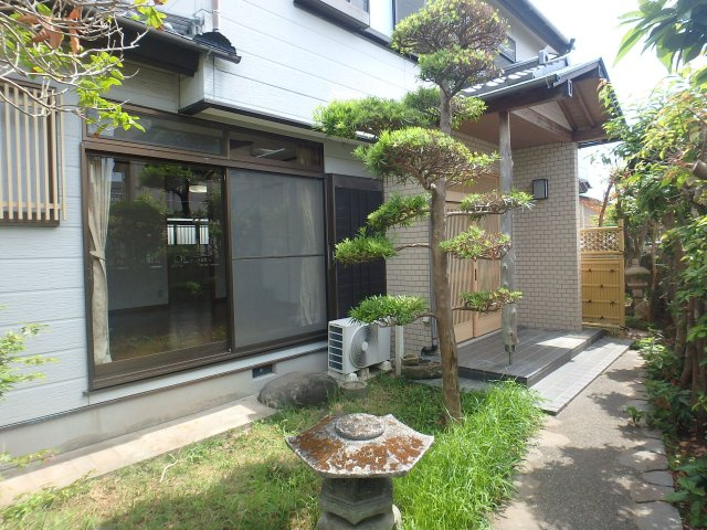 S1798H　2丁目和風中古住宅の庭|綺麗に手入れされている玄関までのアプローチ