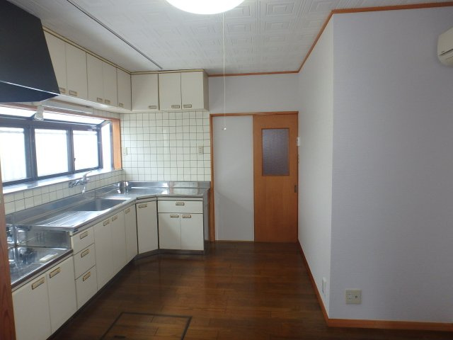 S1798H　2丁目和風中古住宅のキッチン|大きい窓があって明るいキッチン