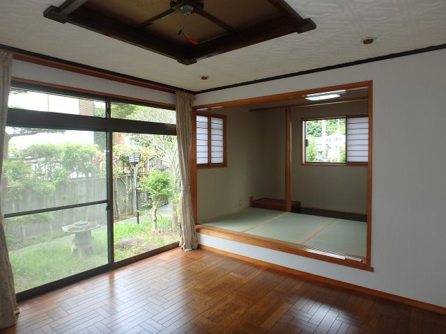 S1798H　2丁目和風中古住宅の洋室|洋室の横に4帖の小上がり和室がついてます