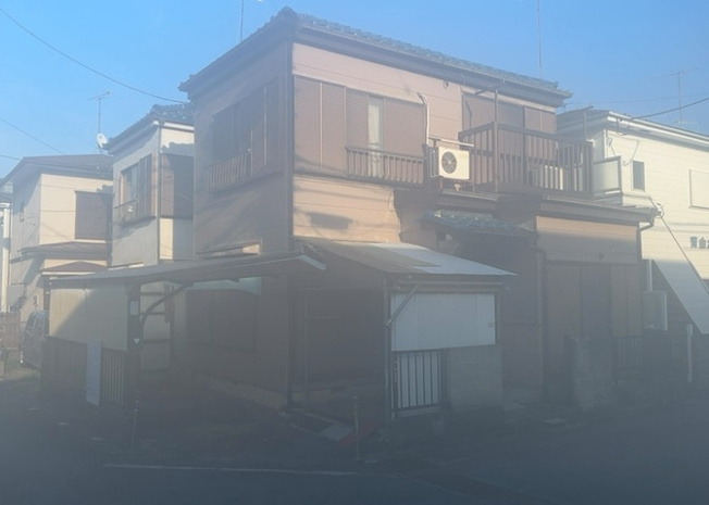 【外観】 | 現地に行くなら、物件の周囲の地形がどうなっているかを見ることも大切です。周辺より低くなっている土地では、大雨などで水が集まりやすいため、地盤が弱くなっているということも考えられるため、注意が必要です。
