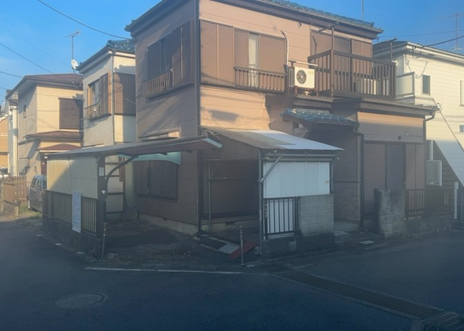 【外観】 | 隣家の土地はどうなっているのか、生活利便施設が近くにあるのか、学校まで近いかなど、お客様のライフスタイルにあわせたイメージが重要です。また、近くにあると困る施設が近くにないかも確認するといいでしょう。