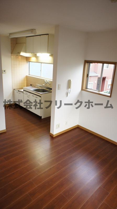 三鷹市井の頭１丁目のアパートの居間・リビング