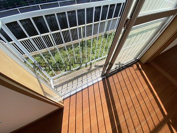三鷹市井の頭１丁目のアパートのバルコニー