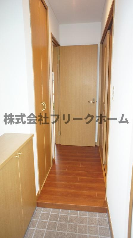 三鷹市井の頭１丁目のアパートの玄関