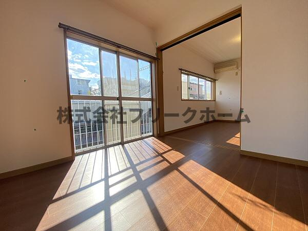 三鷹市井の頭１丁目のアパートの居間・リビング