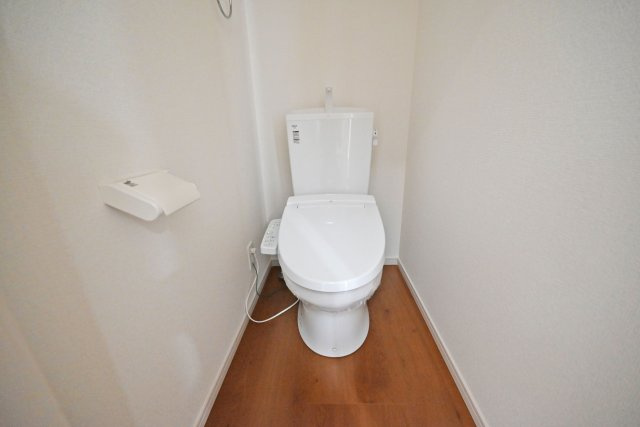 テラシエ箕面市石丸2丁目新築戸建のトイレ|一年を通して快適に利用できるウォシュレット付トイレ。1階と2階に有ります。