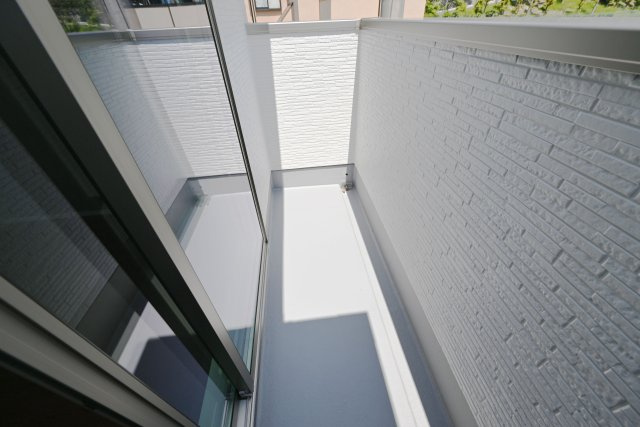 テラシエ箕面市石丸2丁目新築戸建のバルコニー|バルコニーは洗濯物を干すだけでなく、天気のいい日にのんびりできる空間です。