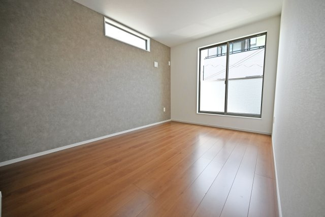 テラシエ箕面市石丸2丁目新築戸建の寝室|洋室6.5帖
主寝室想定のお部屋。壁一面に貼られたアクセントクロスで空間にメリハリを生んでいます。
