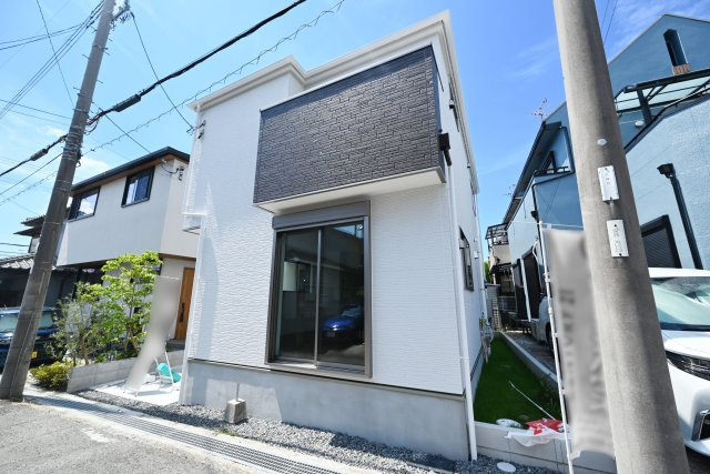 テラシエ箕面市石丸2丁目新築戸建の外観|充実の生活環境、小中学校も徒歩3分圏内の立地に限定1区画分譲が誕生しました。完成済みですのでいつでも室内を見学して頂けます。見学をご希望の方はお気軽にお問い合わせください。