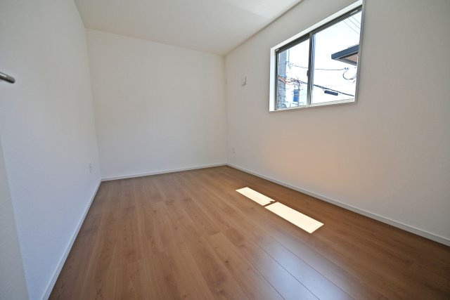 テラシエ箕面市石丸2丁目新築戸建の洋室|洋室5.2帖
南側に面した窓から明るい陽射しが再婚で来るお部屋です。