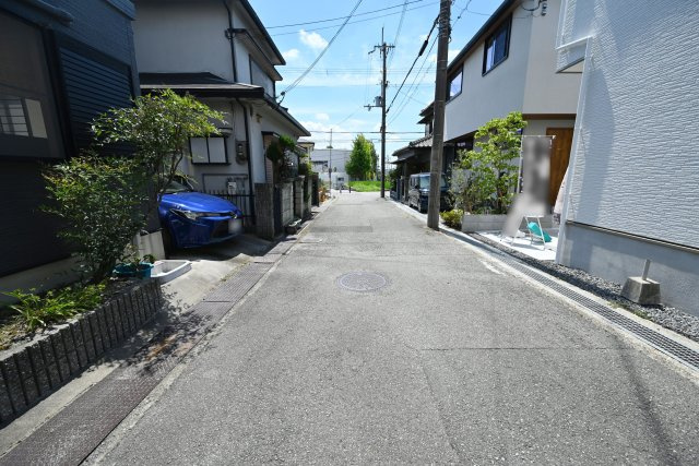 テラシエ箕面市石丸2丁目新築戸建の前面道路含む現地写真|前面道路幅員　4.7ｍ