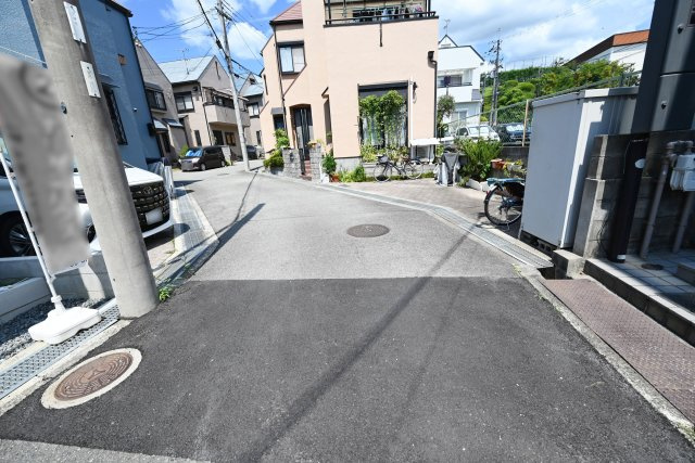 テラシエ箕面市石丸2丁目新築戸建の前面道路含む現地写真|前面道路幅員　4.7ｍ