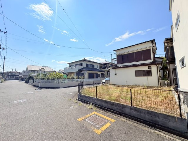川越市吉田新町3丁目　建築条件なし売地　「鶴ヶ島駅」徒歩18分　敷地の前面道路含む現地写真