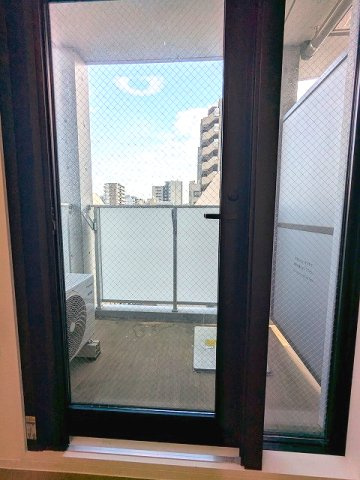 CREATIF秋葉原の設備|6F、防音性・防犯性・遮熱効果高いペアガラスの窓、ダブルロックセキュリティ、室内側にスライドジャバラ式の網戸で清潔です
