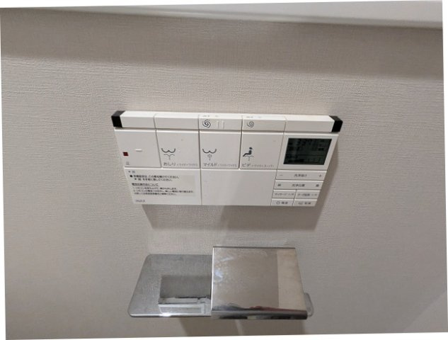 CREATIF秋葉原の設備|洗面室と独立した温水洗浄便座です、ペーパーホルダーにスマホストレージ付きで便利です