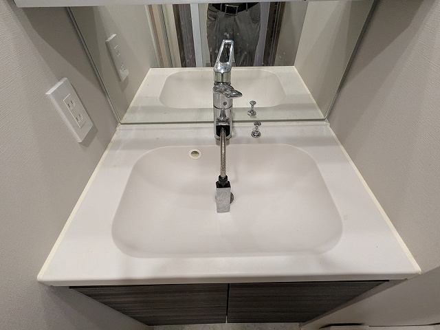 CREATIF秋葉原の設備|トイレと独立した洗面室、2面鏡付・ハンドシャワー付の洗面台