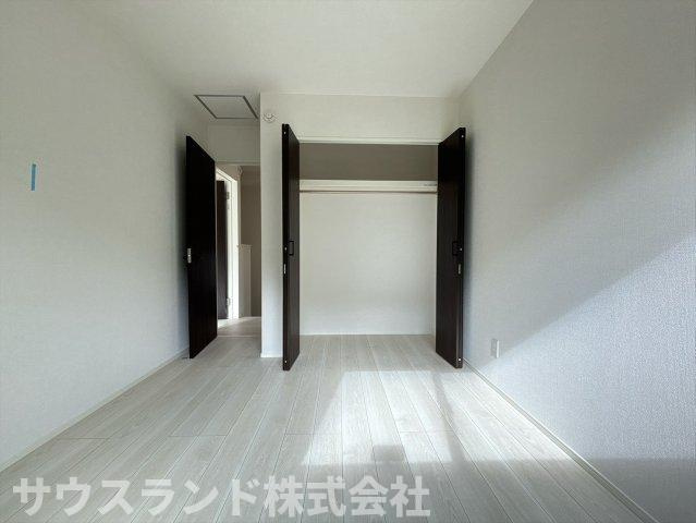 八王子市兵衛 新築戸建ての洋室|落ち着いた色合いのフローリングが心地よいプライベート空間です！主寝室にぴったりな広さで、大きめのベッドを置いてもゆとりがあります。静かな環境で、毎日の快適な睡眠をしっかりとサポートしてくれます♪