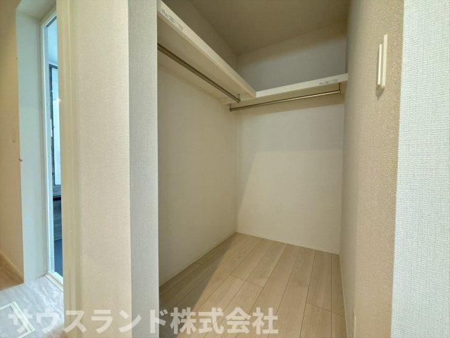 八王子市兵衛 新築戸建ての収納|衣類をシワにならず綺麗に掛けられるパイプハンガー付きのクローゼットです！上部には枕棚もあり、季節外れの小物やバッグなども無駄なく片付けることができます。お部屋を広く使える頼もしい大容量の収納設備です☆
