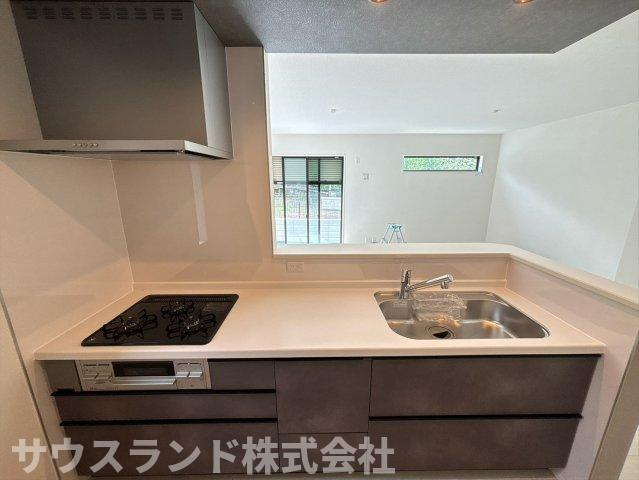 八王子市兵衛 新築戸建てのキッチン|木目のデザインがインテリアによく馴染むお洒落なシステムキッチンです！作業スペースが広く、ご家族でお料理を楽しむのにもぴったり。大きなお鍋や調味料もすっきりと片付き、いつでも綺麗な状態をキープできます♪