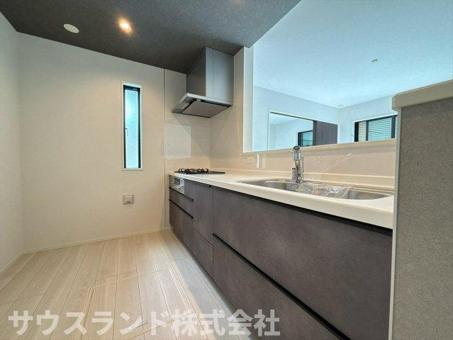 八王子市兵衛 新築戸建てのキッチン|リビングを見渡せる開放的な対面式システムキッチンです！お料理やお片付けをしながらでもリビングで遊ぶお子様の様子をしっかりと見守ることができます。自然とコミュニケーションが深まる温かいダイニング空間です