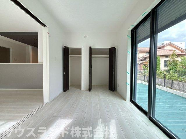八王子市兵衛 新築戸建ての居間・リビング|大きな掃き出し窓からたっぷりと自然光が差し込む明るいリビングです！日中は照明がいらないほどの明るさで、毎日を元気いっぱいに過ごせます。ご家族の笑顔が自然と集まる、心地よい憩いの空間が広がっています♪