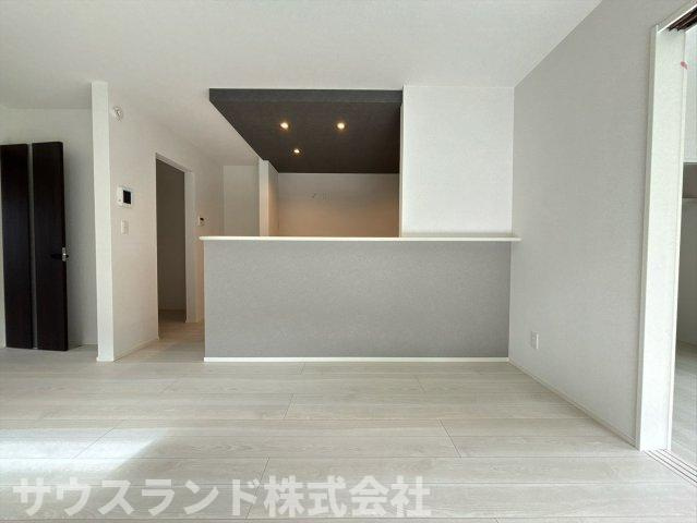 八王子市兵衛 新築戸建てのその他|リビングの一角に設けられた便利なカウンターや収納スペースです！お子様のスタディスペースとして活用したり、お気に入りの小物を飾ったりと使い方は様々。ご家族の生活に合わせて柔軟に使える嬉しい空間です☆