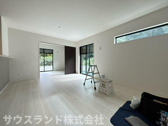 八王子市兵衛 新築戸建ての居間・リビング|奥行きがあり広々としたリビングダイニングです！風通しも良く、爽やかな空気がお部屋全体を包み込みます。お友達を招いてお食事を楽しむのにもぴったりなゆとりがあり、毎日の生活がより一層楽しくなる空間です♪
