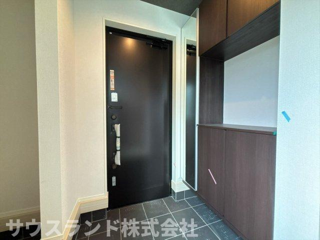 八王子市兵衛 新築戸建ての玄関|シックな色合いの建具がお洒落な玄関スペースです！シューズボックスを備えており、ご家族全員の靴もすっきりと収納可能。いつでも綺麗な玄関を保てるため、急な来客時でも焦らず気持ちよくお出迎えができます☆