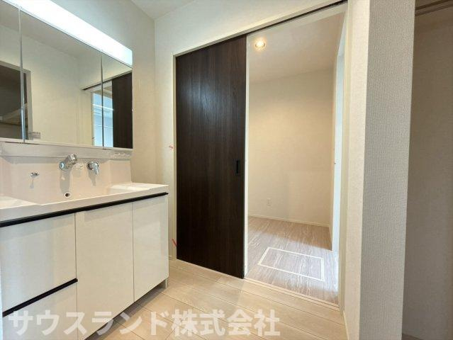 八王子市兵衛 新築戸建ての脱衣所|大きな洗面化粧台を備えた、ゆとりのある脱衣スペースです！鏡の裏側はたっぷりの収納になっており、洗面用具やタオルもすっきり片付きます。忙しい朝の身支度もご家族でスムーズに行える使いやすい空間です♪