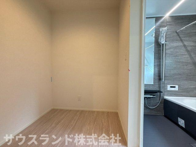 八王子市兵衛 新築戸建てのランドリースペース|洗濯機を置いても動線が広く、毎日の家事がスムーズに行えるランドリースペースです！室内干し用の設備もあり、雨の日や花粉の季節でも安心してお洗濯ができます。洗剤のストックなども整理整頓しやすい空間です♪