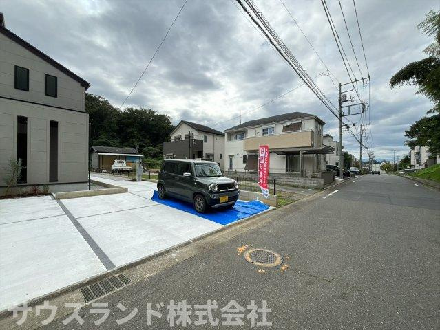 八王子市兵衛 新築戸建ての前面道路含む現地写真|周辺は戸建てが立ち並ぶ落ち着いた住宅街で、穏やかな時間が流れています！前面道路は車通りが少なく、お車の出し入れも落ち着いて行える環境。小さなお子様がいるご家庭でも安心してお散歩を楽しめる住環境です☆