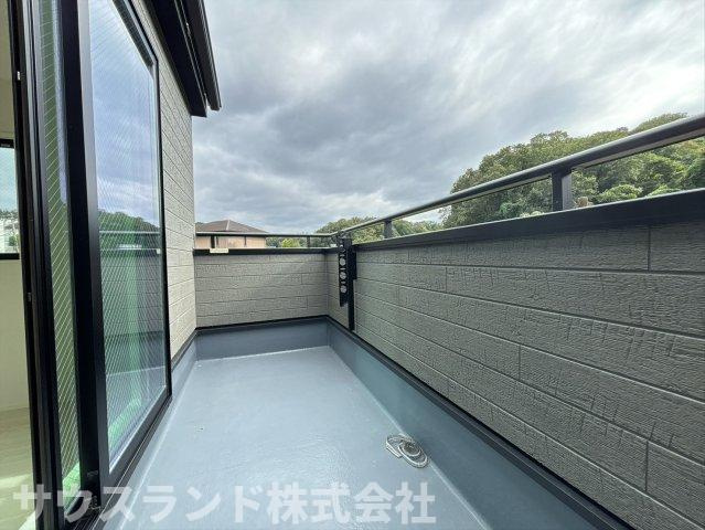 八王子市兵衛 新築戸建てのバルコニー|陽当たりの良い広々としたバルコニーです！お洗濯物や大きなお布団もたっぷりと干すことができ、お日様の匂いがするふかふかの仕上がりに。気分転換に外の空気を吸ってリフレッシュするのにも最適なスペースです☆