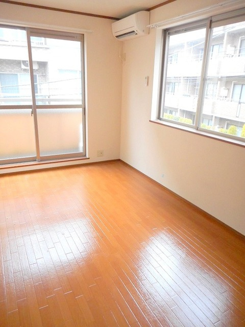 エステートＹの洋室|2面採光の明るいお部屋