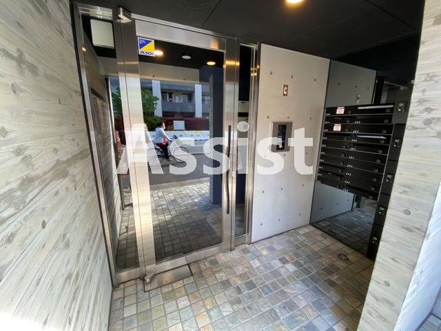 LAPis目黒本町のエントランス