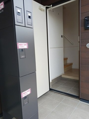 【玄関】 | ロイヤルガーデン | 毎日通る玄関はこちらです