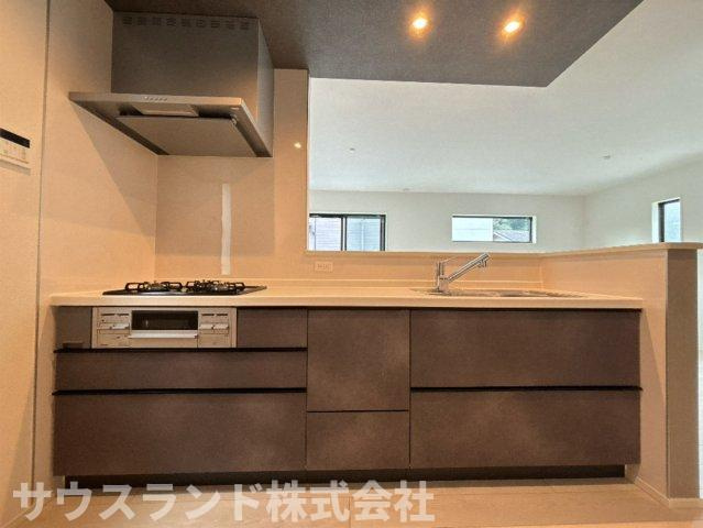 八王子市兵衛 新築戸建てのキッチン|リビングを見渡せる開放的な対面式システムキッチンです！お料理やお片付けをしながらでも、リビングで遊ぶお子様の様子をしっかりと見守ることができます。自然とコミュニケーションが深まる温かいダイニング空間♪
