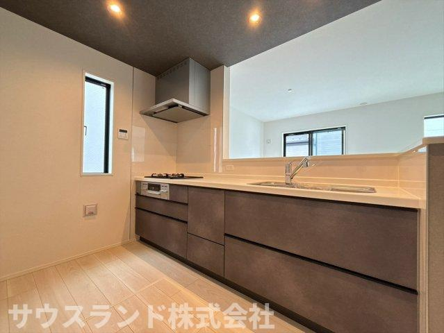 八王子市兵衛 新築戸建てのキッチン|天井のアクセントクロスがお洒落なカフェ風のキッチンスペースです！背面に冷蔵庫やカップボードを置いても動線が広く、すれ違いもスムーズ。ご夫婦やお子様と一緒にお料理を楽しむのにぴったりの広さです