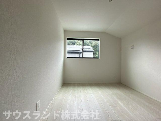 八王子市兵衛 新築戸建ての洋室|二面採光で明るく風通しの良い洋室です！子供部屋としてはもちろん、テレワーク用の書斎や趣味のお部屋など多目的にご活用いただけます。シンプルな内装で、どんなインテリアもスッキリと馴染むお洒落な空間です☆