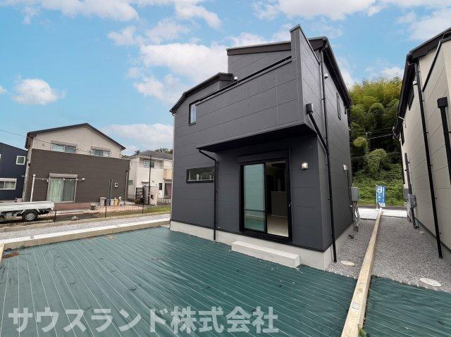 八王子市兵衛 新築戸建ての外観|洗練されたモダンな黒の外壁が目を惹く外観です！複数棟が立ち並ぶ整然とした美しい街並みが形成されています。駐車スペースもゆとりがあり、毎日のお出かけや買い物の荷物の出し入れもスムーズに行えて便利です☆
