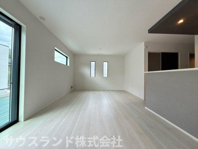 八王子市兵衛 新築戸建ての居間・リビング|大きな窓からたっぷりと自然光が差し込む明るいリビングです！日中は照明がいらないほどの明るさで、毎日を元気いっぱいに過ごせます。ご家族の笑顔が自然と集まる、心地よい憩いの空間が広がっています♪