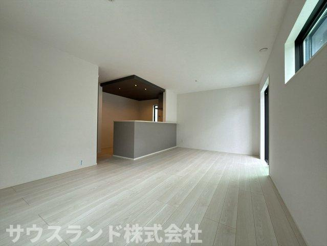 八王子市兵衛 新築戸建ての居間・リビング|奥行きがあり広々としたリビングダイニングです！風通しも良く、爽やかな空気がお部屋全体を包み込みます。お友達を招いてお食事を楽しむのにもぴったりなゆとりがあり、毎日の生活がより一層楽しくなる空間です☆