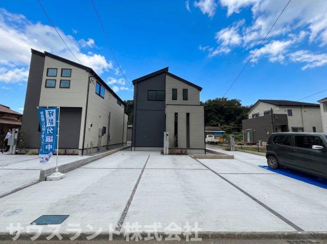 八王子市兵衛 新築戸建ての前面道路含む現地写真|青空に映えるスタイリッシュな外観デザインです！カースペースはゆったり確保されており、ご夫婦それぞれのマイカーライフも存分に楽しめます。毎日の荷物の出し入れもスムーズに行えて大変便利な住環境です♪