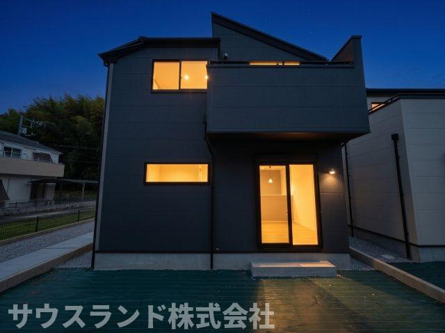 八王子市兵衛 新築戸建ての外観|シックな黒の外壁に窓からの明かりが漏れる、デザイン性の高い夜の外観CGです！周辺の美しい街並みに調和する洗練された佇まい。お買い物帰りの荷物の運び入れもスムーズに行える、便利なカースペース付き☆