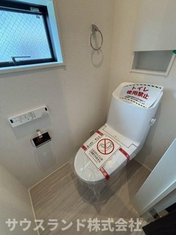 八王子市兵衛 新築戸建てのトイレ|清潔感あふれるシンプルなデザインのトイレです！温水洗浄便座を備えており、一年を通して快適にお使いいただけます。換気用の小窓が付いているため、自然の光を取り入れながらいつでも爽やかな状態を保てます☆