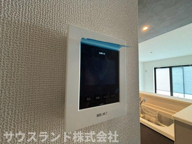 八王子市兵衛 新築戸建てのセキュリティ|訪問者の顔をしっかりと確認できるモニター付きインターホンです！お子様のお留守番時や夜間の来客時でも、画面越しに対応ができるため防犯面も安心。毎日の安全な暮らしをしっかりとサポートしてくれる設備です♪