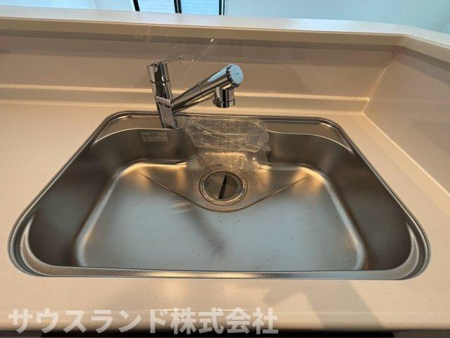 八王子市兵衛 新築戸建てのキッチン|大きなフライパンや鍋も洗いやすい、ゆとりのあるワイドなシンクです！水はねの音が響きにくい仕様で、テレビの音やご家族との会話を邪魔しません。毎日のお片付けの負担を軽減してくれる嬉しいキッチン設備です☆