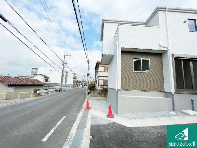 29日(土)30日(日)現地ご見学可能！　枚方市藤阪元町　限定1邸の前面道路含む現地写真|周辺は閑静な住宅街！前面道路広々で車の出し入れも便利です。駐車が苦手な方でも安心して車庫入れできます！