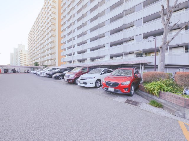 ■【Common area - Parking lot】こちらは駐車場になります。
